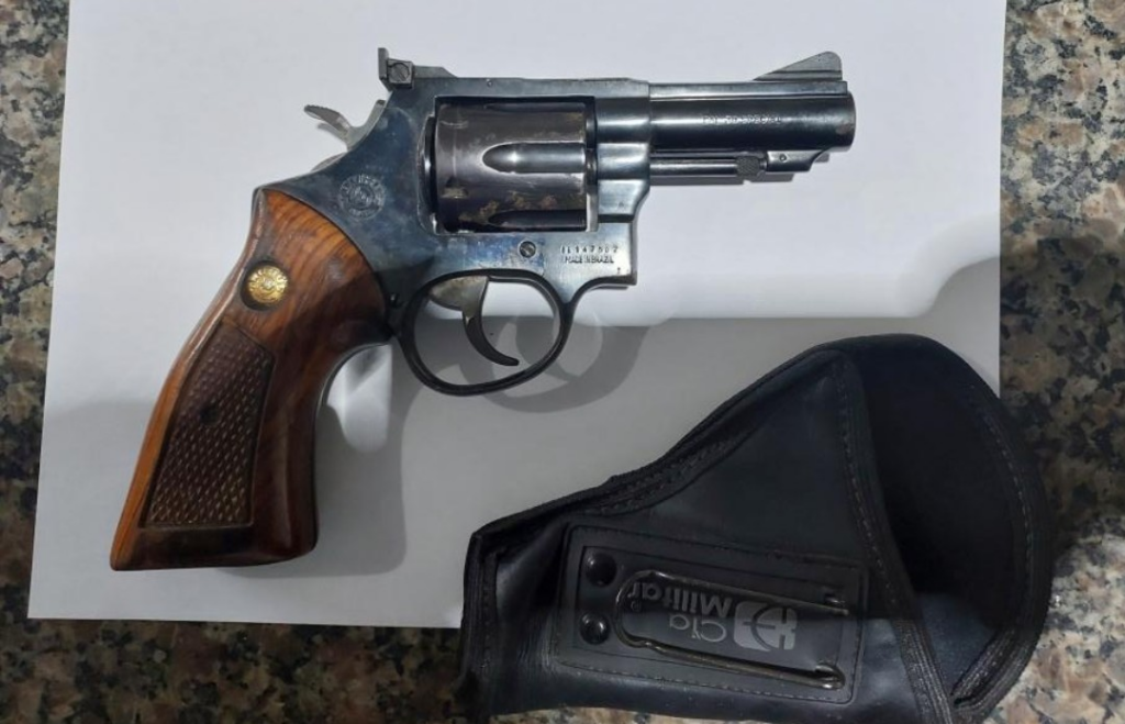 Arma é encontrada em mochila de passageiro durante fiscalização em aeroporto de RO
