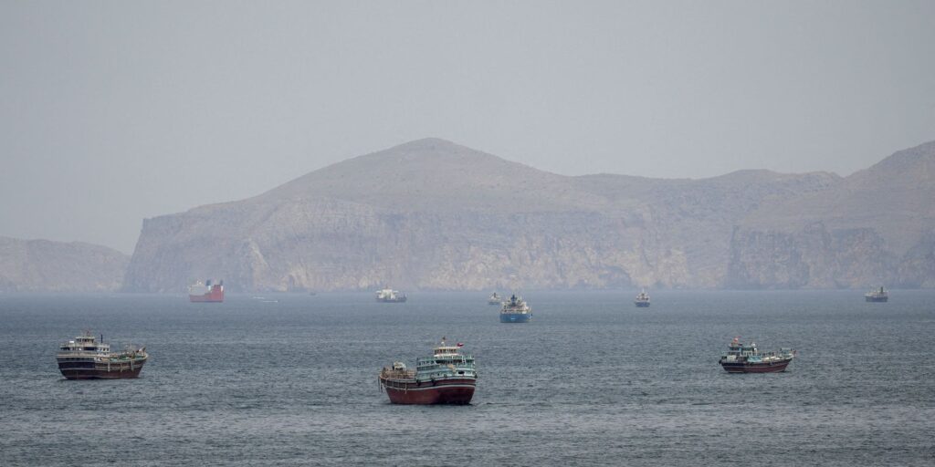 Petroleiro é atingido em Ormuz em meio a ataques entre Irã e EUA