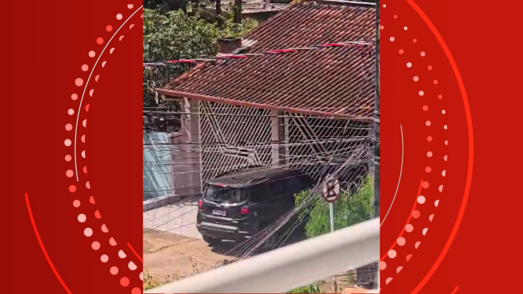 Mulher avança de carro contra portão, invade casa e mata homem atropelado; veja vídeo
