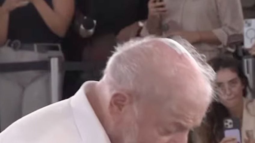 Lula exibe curativo na cabeça após retirar câncer de pele