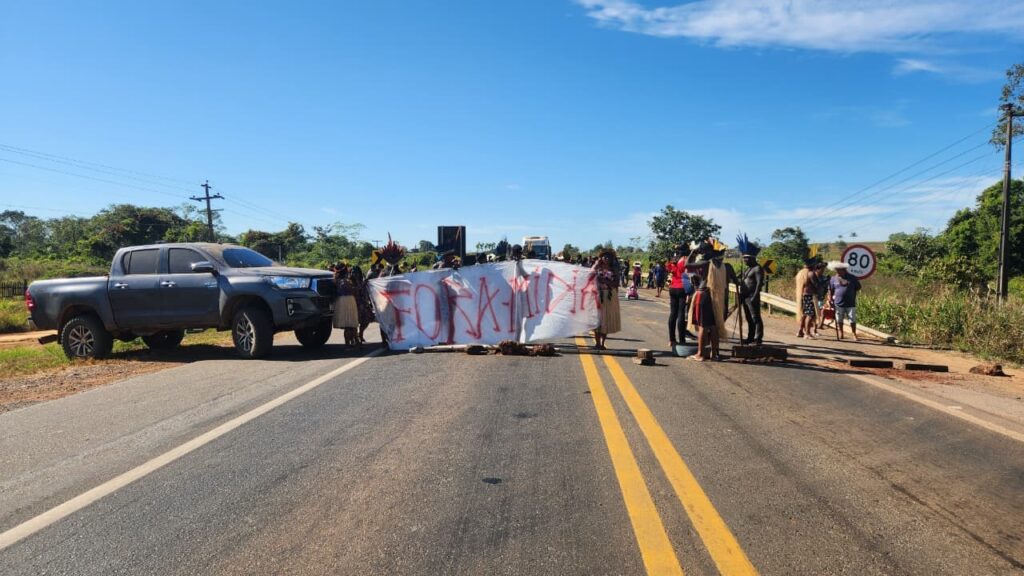 Indígenas bloqueiam trecho da BR-364 para cobrar melhorias na saúde em aldeias de RO