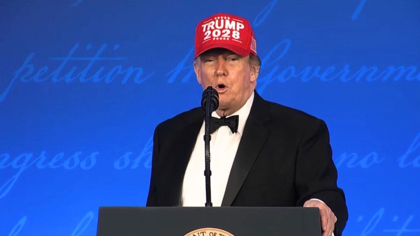 Trump fala em concorrer a novo mandato e veste boné de 2028