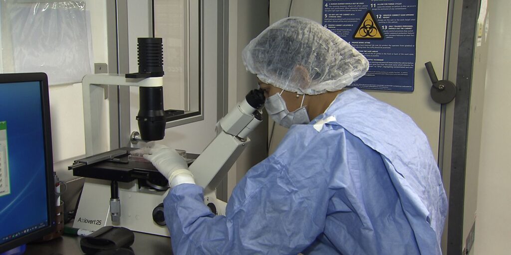 Saiba como cientistas “curaram” pacientes infectados com HIV
