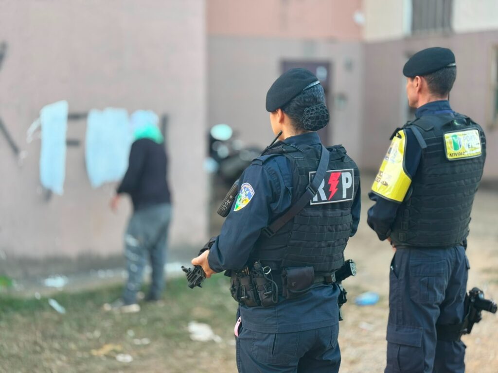 Operação usa apenados para apagar pichações de facções em residenciais populares de Porto Velho