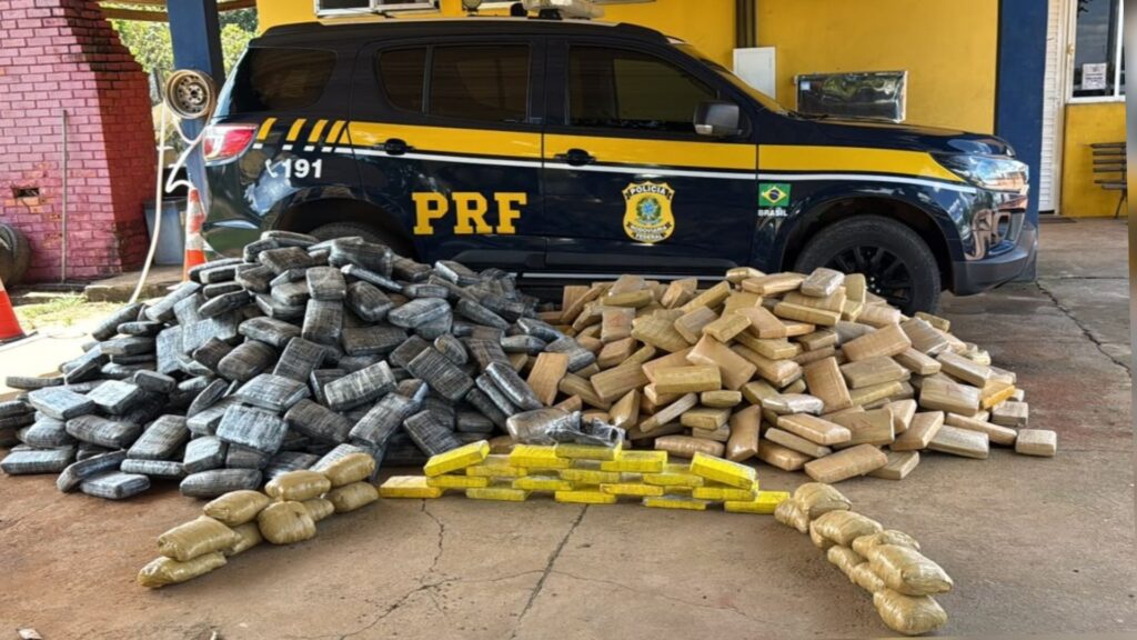 PRF apreende mais de uma tonelada de drogas em fundo falso de caminhão na BR-364 em RO