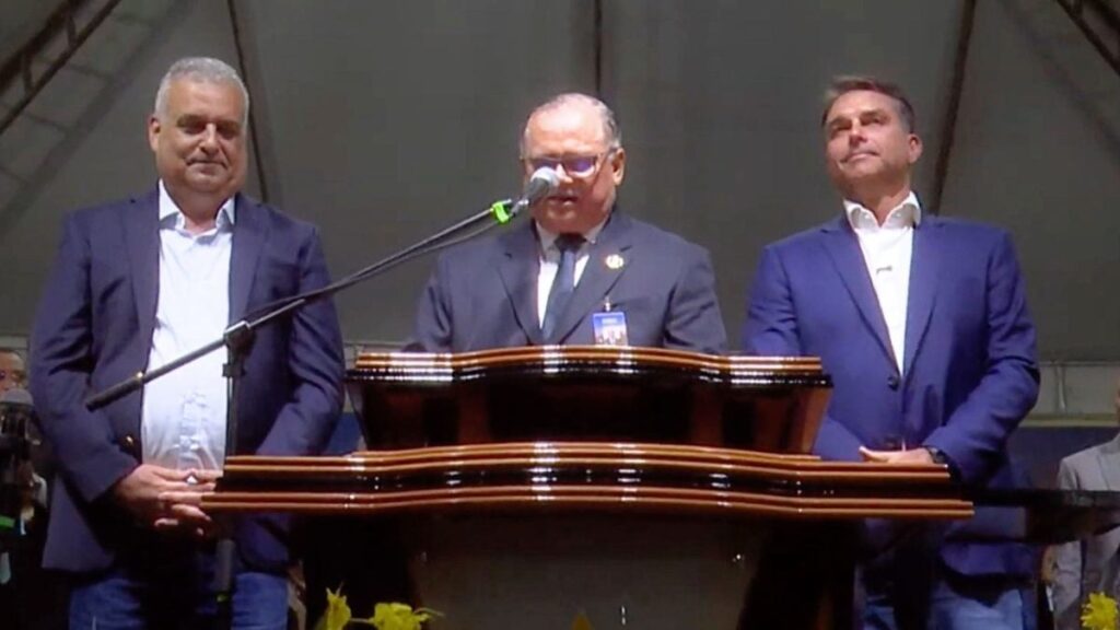 Pastor ora por Flávio e pede que Brasil “não caia nas garras do inimigo”