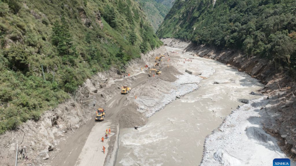 China reconstrói estrada destruída em deslizamento e inundação