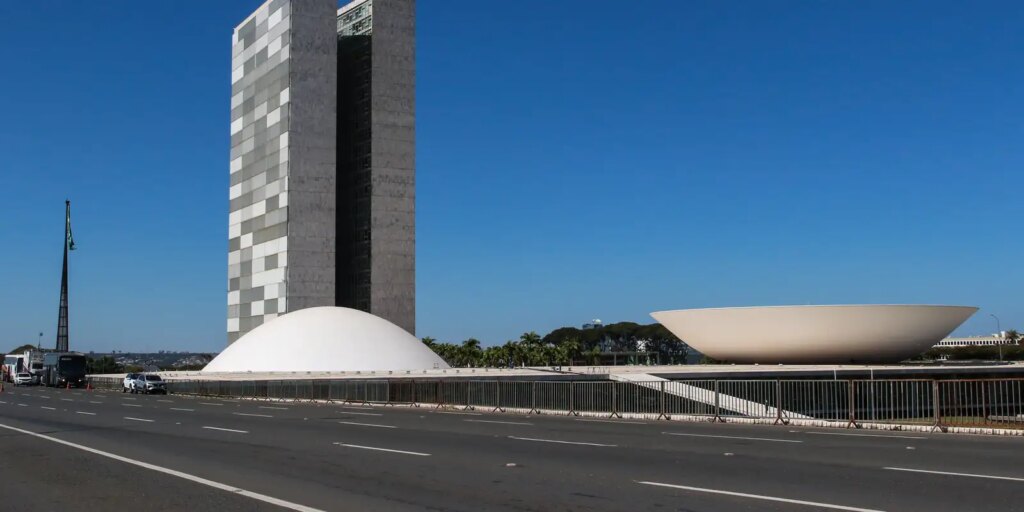Votação da MP que zera “taxa das blusinhas” é adiada para terça