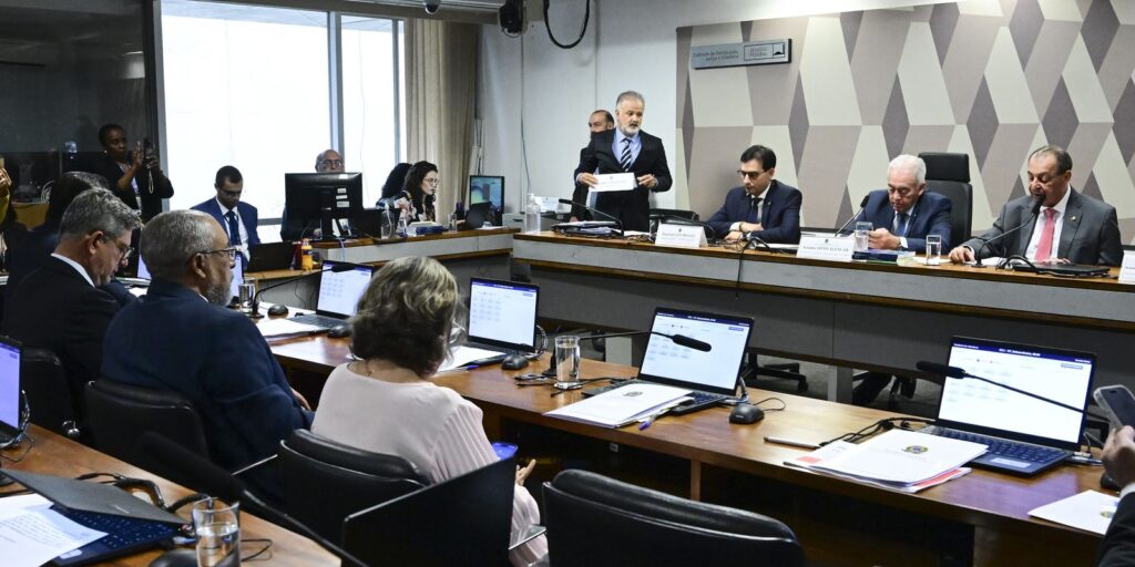 CCJ do Senado aprova PEC que acaba com jornada 6×1