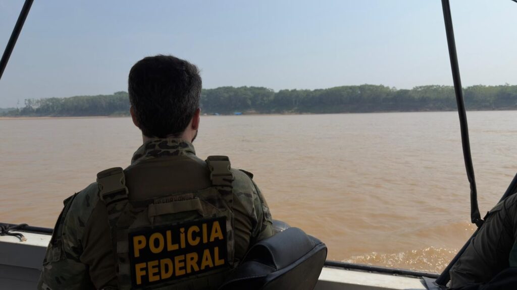 PF destrói 15 dragas durante operação contra garimpo ilegal no rio Madeira em RO