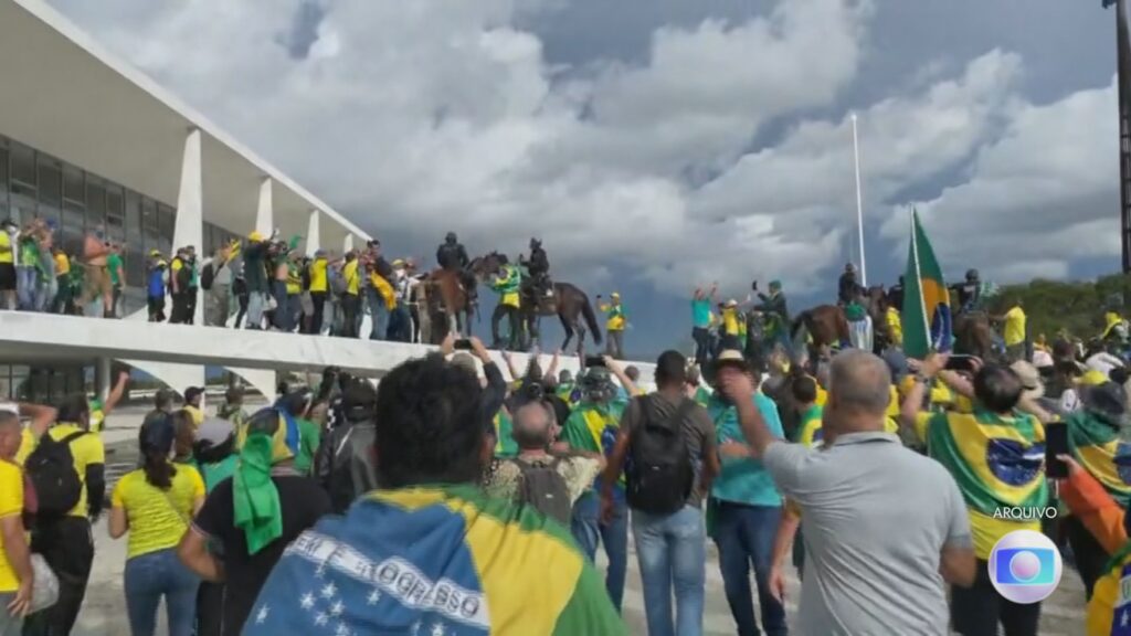 Mulher de RO condenada pelo 8 de janeiro foge após STF ordenar prisão