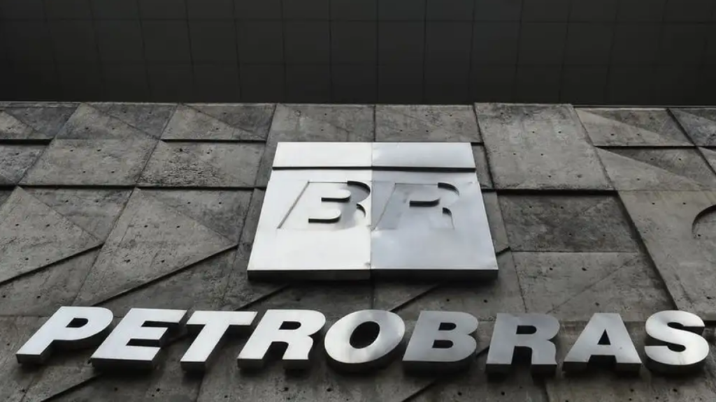 Petrobras eleva gasolina em R$ 0,63 e anula redução do governo