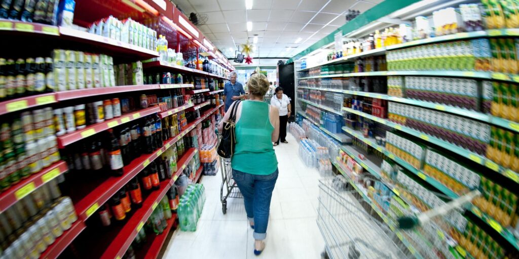 Produção industrial cai 0,6% de julho para agosto, diz IBGE