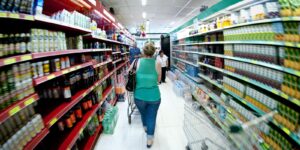 producao-industrial-cai-0,6%-de-julho-para-agosto,-diz-ibge