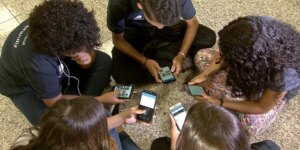 pesquisa-mostra-que-82%-sao-contra-criancas-de-ate-3-anos-com-celular