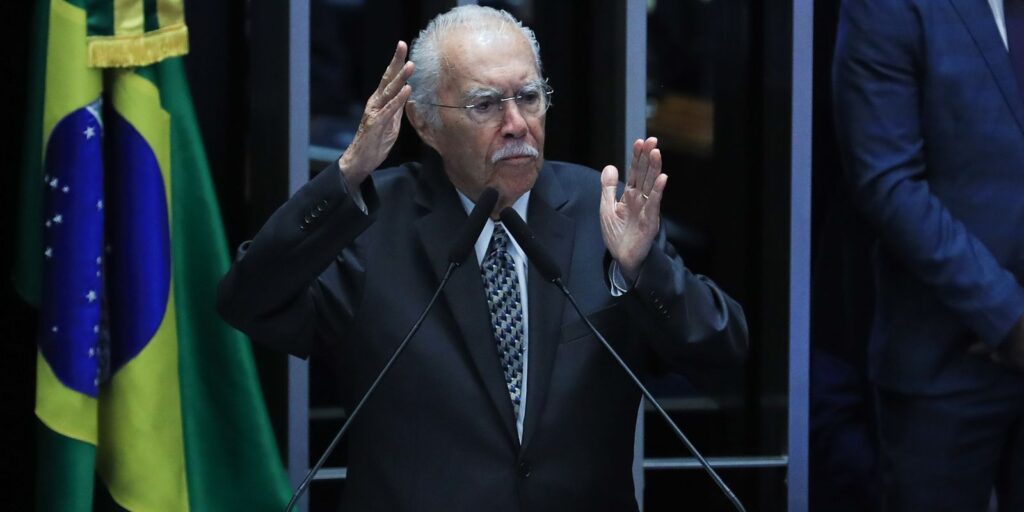 José Sarney é internado em UTI após procedimento abdominal