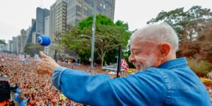ato-pela-reeleicao-de-lula-leva-milhares-a-avenida-paulista