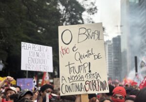 homem-rasga-bandeira-dos-eua-em-ato-pro-lula-na-paulista