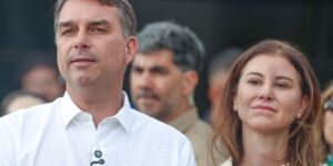 flavio-bolsonaro-participa-de-missa-na-catedral-de-brasilia