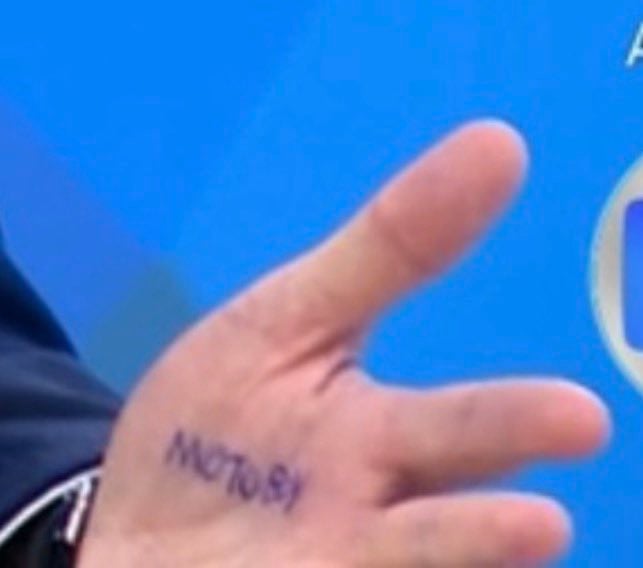“Motoboy”: Flávio repete estratégia de Bolsonaro e usa cola na mão