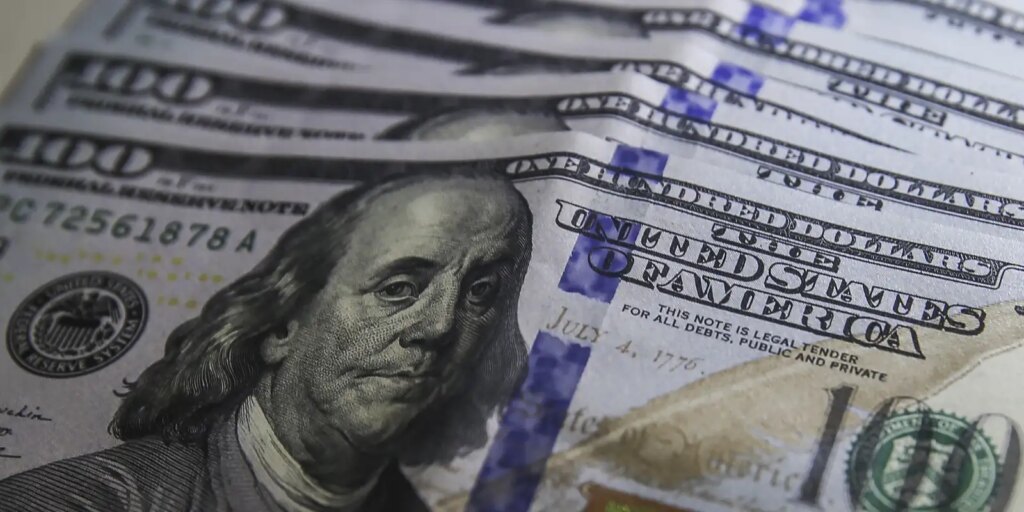 Dólar cai para R$ 5,01 com exterior e expectativa eleitoral no Brasil