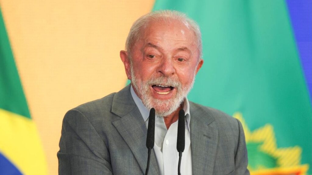 Em novo programa, Lula mira indecisos e critica oposição