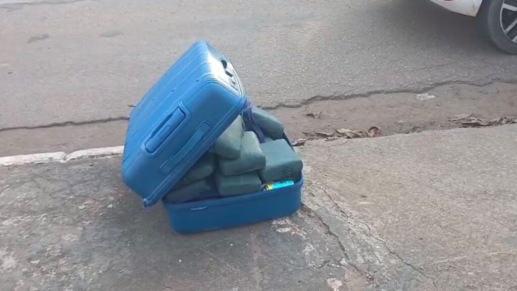Motorista de ônibus interrompe viagem para repassar mala com drogas à esposa e casal acaba preso em Porto Velho