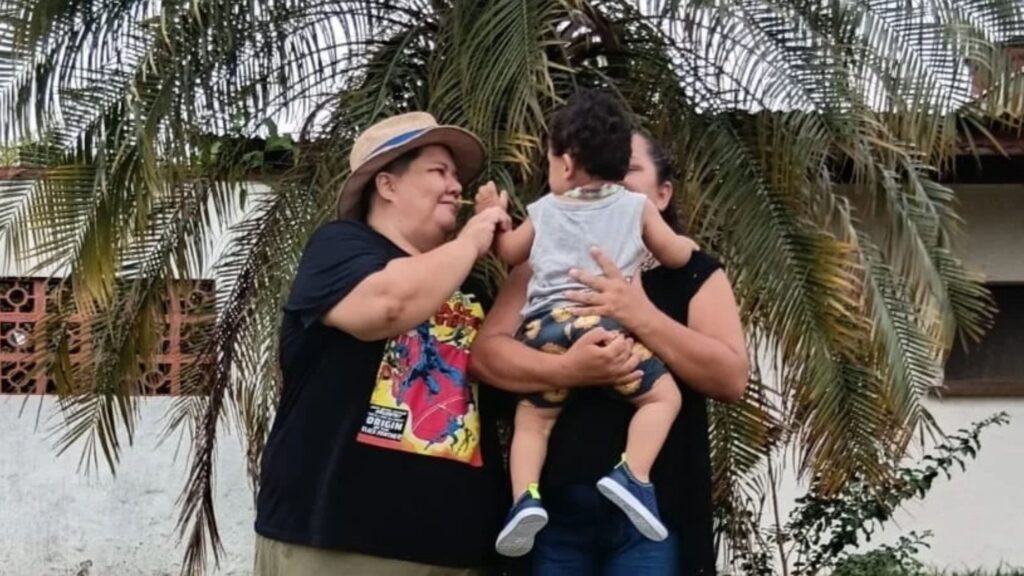 ‘Ele nos escolheu’: casal homoafetivo adota bebê com autismo após dois anos e meio de preparação em RO