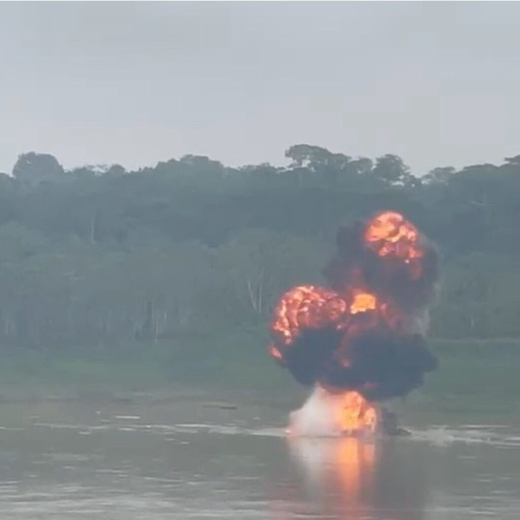 video-mostra-explosoes-durante-destruicao-de-dragas-do-garimpo-ilegal-no-rio-madeira,-em-ro