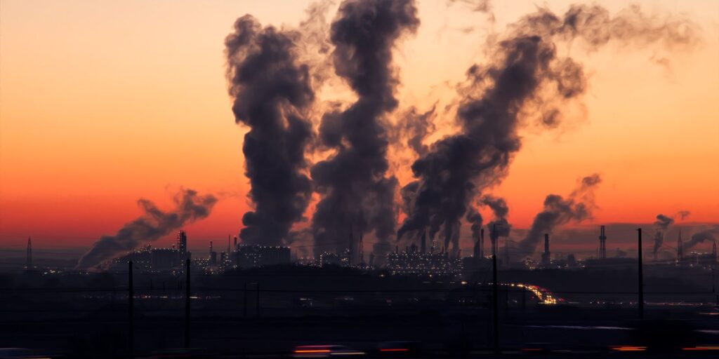 Super-ricos geram mais poluição e lucram com desastres climáticos
