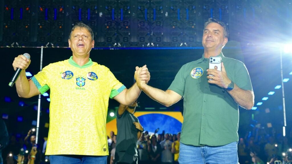 Tarcísio diz que aconselhou Flávio Bolsonaro a não sair do Brasil